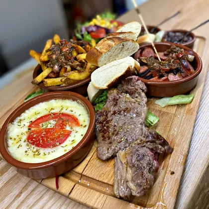 Entrecôte, provoleta et frites sur planche
