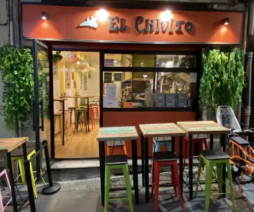 La façade d’El Chivito, rue de l’Aiguillerie, avec sa terrasse
