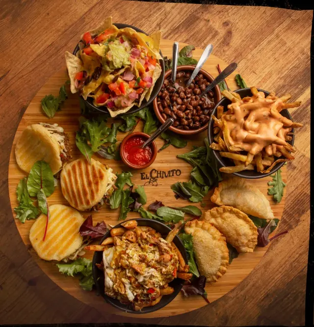 Grand plateau à partager : empanadas, arepas, nachos et frites